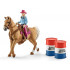 Barrel racing avec une cowgirl